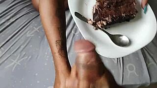 Horny wife ने condensed milk मांगा पर cake पर cum मिला!