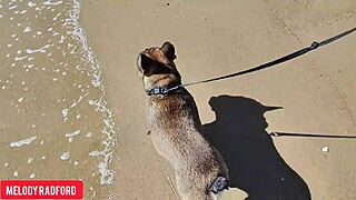 मैं बिकिनी पहनती हूं पब्लिक बीच पर वॉक करते हुए मेच्योर आउटडोर वाइब्स के साथ