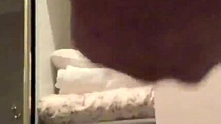 मैं अरेबियन स्नोव्हाइट के साथ बिग डिल्डो से मस्तरबेट करता हूं।