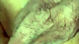 इंडोनेशियन कॉलेज बेब यूनिफॉर्म में मॉन्स्टर कॉक वाले ब्रूनेट स्टूडेंट को इंटेंस ब्लो जॉब देती है