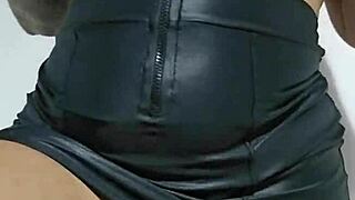 eu saio com sainha curta pra provocar na rua, quer ver mais?