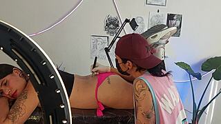 Tatuaje Con Dedeada Incluida Este Tatuador Si Que Sabe Mover Los Dedos