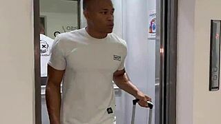 ट्रिप के बाद बीबीसी ने बड़ी गांड वाली एबोनी को डॉगीस्टाइल में क्यों चोदा