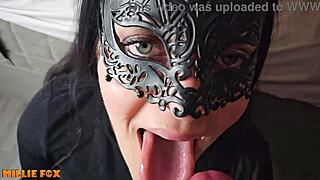 हे, इतना कम मेरी जीभ पर गिर रहा है, मिली फॉक्स!