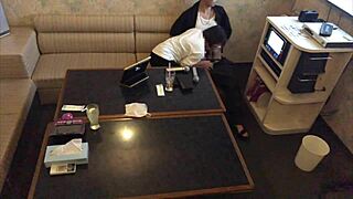 अमेचर कपल कैराओके में हॉर्नी होकर चोदता है