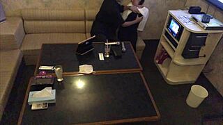 अमेचर कपल कैराओके में हॉर्नी होकर चोदता है