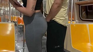 Student लड़की cum से ढकी crowded New York subway train में।