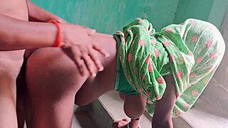 देसी इंडियन विलेज भाभी बड़ी बूब्स शो करती है टीज करते हुए