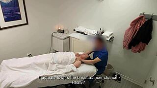 एशली फैन्स वाइफ को इंटेंस मसाज के लिए ऑयल करती है