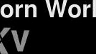 क्या यह सबसे हॉट लॉकर रूम सेडक्शन है छोटी 18+ टिट्स के साथ?