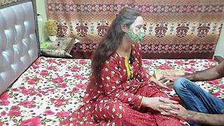 पिज़्ज़ा डिलीवरी बॉय को इंडियन भाभी द्वारा डॉगीस्टाइल में जोर से चोदा जाता