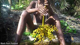 देखो ये tribe girl perfect tits के साथ jungle में medicine बना रही है
