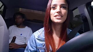 ड्राइवर कैच करता है पैसेंजर को मस्तरबेट करते हुए कार में