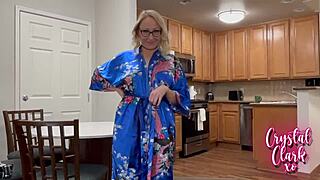 साली माँ मुझे गर्लफ्रेंड की पीठ पीछे फुसलाती है