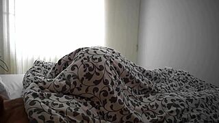 क्यूट एमेच्योर बीवी हसबैंड को बीजे से जगाती है और फिर राइड करती है जब तक वो कम नहीं हो जाती