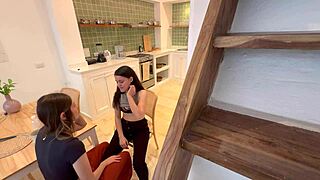 कैमरा मेरी वाइफ को रिकॉर्ड करता है उसकी बेस्ट फ्रेंड की बिच के साथ इन्फिडेलिटी करते हुए?