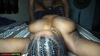 लकी गाय डेबी जॉनसन को फक करता है जब उसकी वाइफ पब्लिक बस से वर्क से वापस आ रही थी