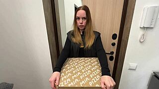 डिलीवरी लड़की ने मेरी पिज़्ज़ा खाई और अब सेक्स से भुगतान कर रही है