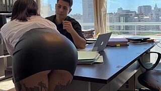 मेरी स्लट्टी सेक्रेटरी ऑफिस में मुझे सेड्यूस करती है, फिर वर्क स्किप करने के लिए मुझे हार्ड फक करती है।