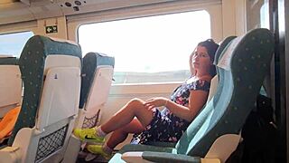 यंग 18+ मिल्फ पब्लिक ट्रेन पर